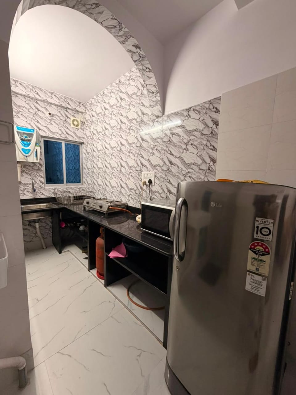Kitchen or kitchenette, minibar