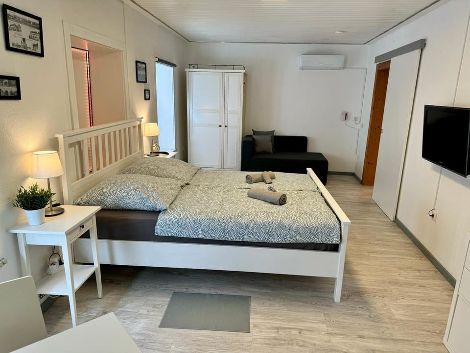 TV and multimedia, Photo of the whole room, Bedroom