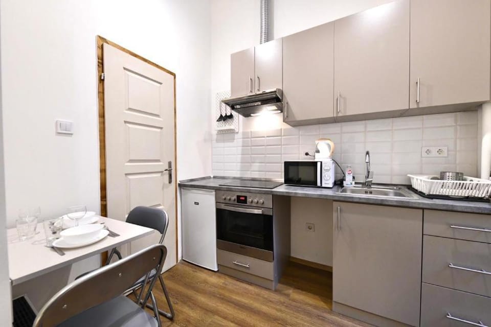 Kitchen or kitchenette, Dining area, stove