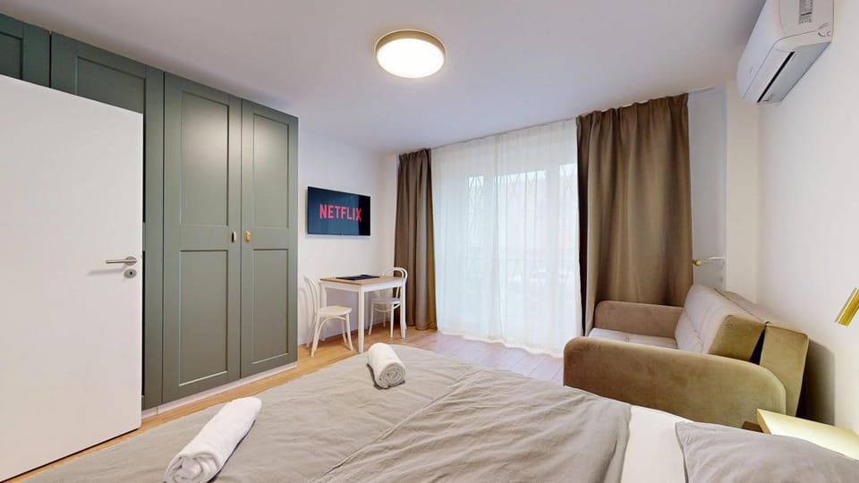 Bed, TV and multimedia, Photo of the whole room, Seating area, Bedroom, towels, wardrobe, air conditioner