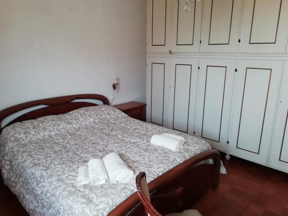 Bed, Photo of the whole room, Bedroom, towels, wardrobe