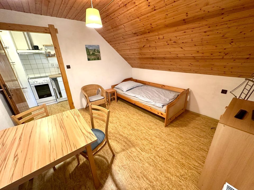 Bed, Seating area