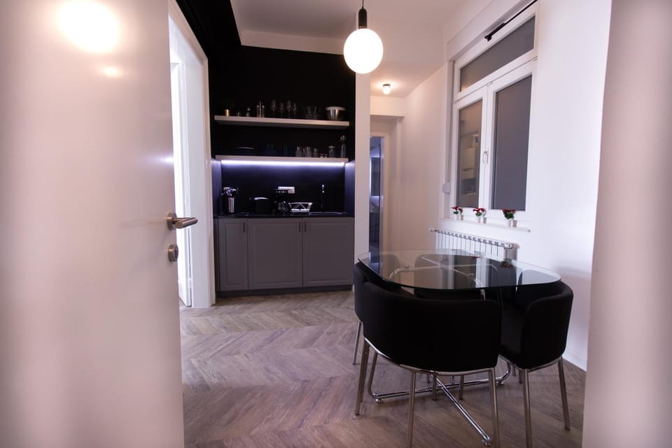 Bathroom, Coffee/tea facilities, Kitchen or kitchenette, Dining area