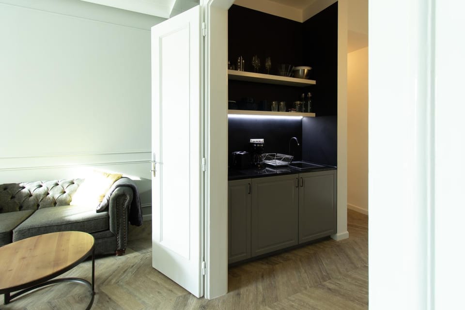 Coffee/tea facilities, Kitchen or kitchenette, Living room, Seating area