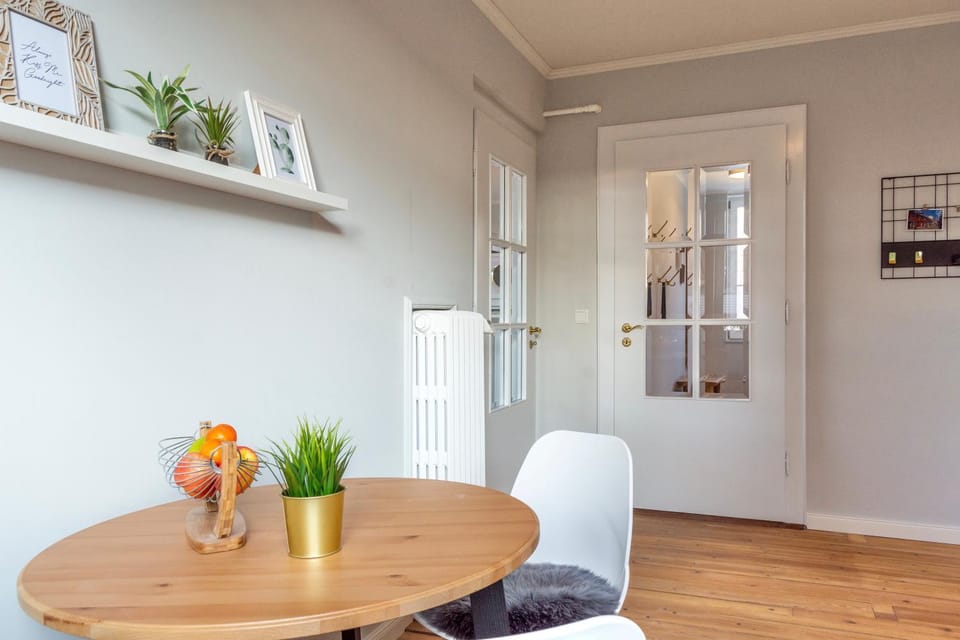 Kitchen or kitchenette, Seating area, Dining area