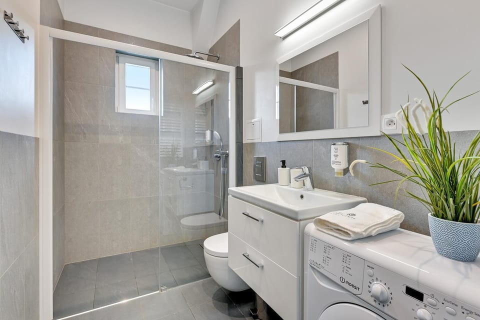 Shower, Toilet, Bathroom, towels