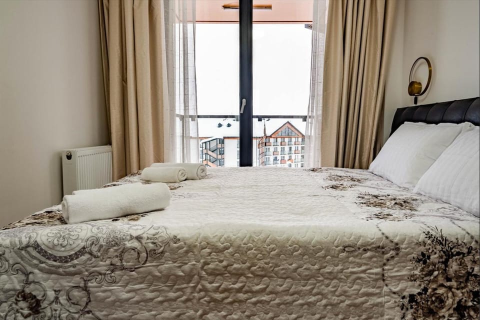 Bed, View (from property/room), Balcony/Terrace, Bedroom, Mountain view
