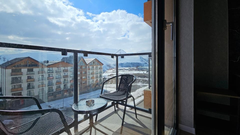 View (from property/room), Balcony/Terrace, Mountain view