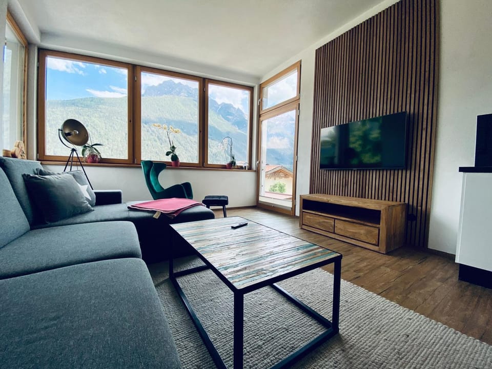 Communal lounge/ TV room, TV and multimedia, View (from property/room), Living room