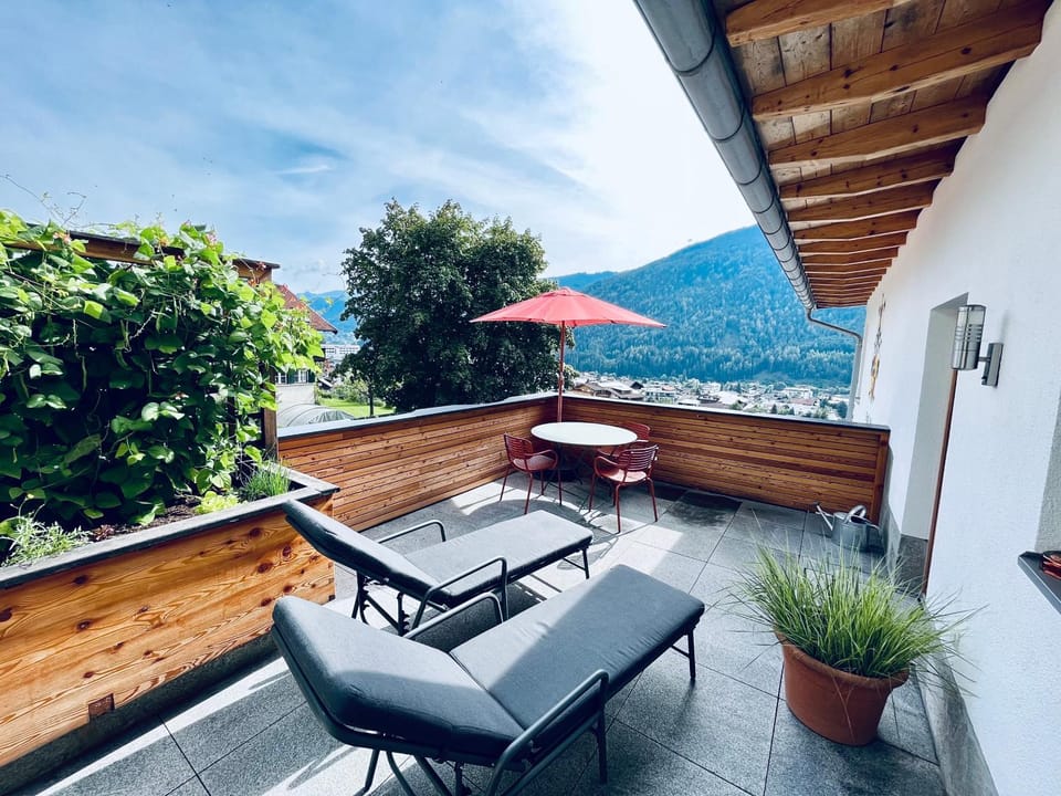 Natural landscape, View (from property/room), Balcony/Terrace, Balcony/Terrace, Seating area, Dining area, Mountain view, sunbed