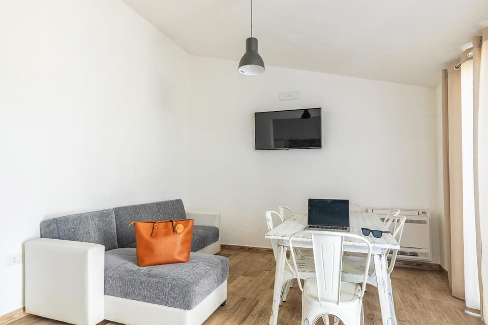 Communal lounge/ TV room, TV and multimedia, Living room, Seating area, Dining area