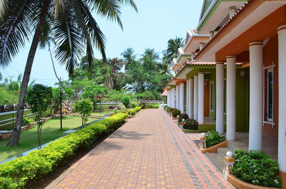 Facade/entrance, Day, Garden