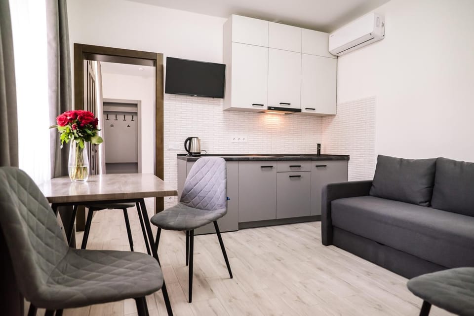 Kitchen or kitchenette, Dining area