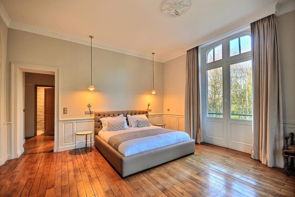 Photo of the whole room, Bedroom
