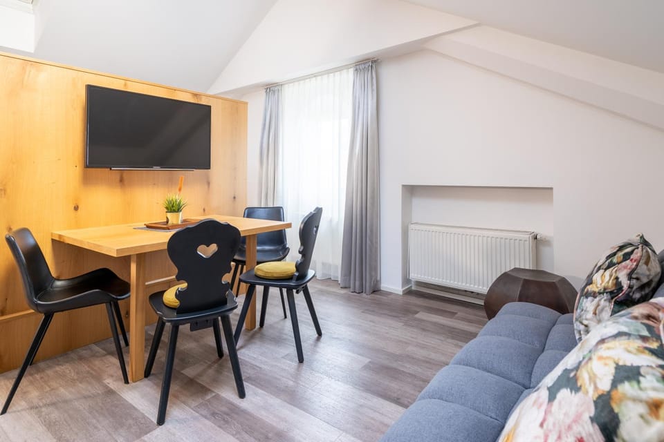 TV and multimedia, Living room, Seating area, Dining area