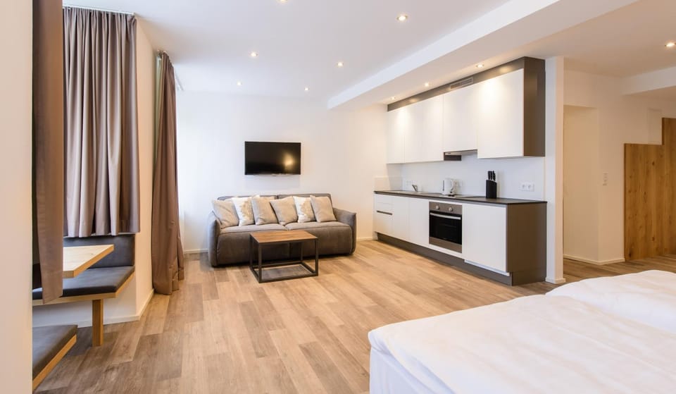 TV and multimedia, Coffee/tea facilities, Kitchen or kitchenette, Living room, Seating area, Dining area