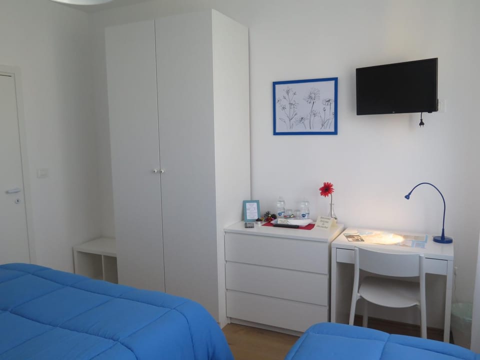 Bed, TV and multimedia, Bedroom