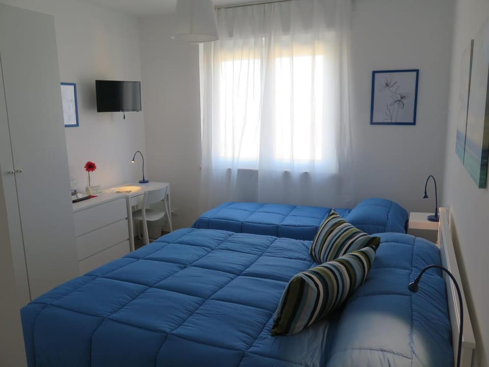 Bed, TV and multimedia, Photo of the whole room, Bedroom