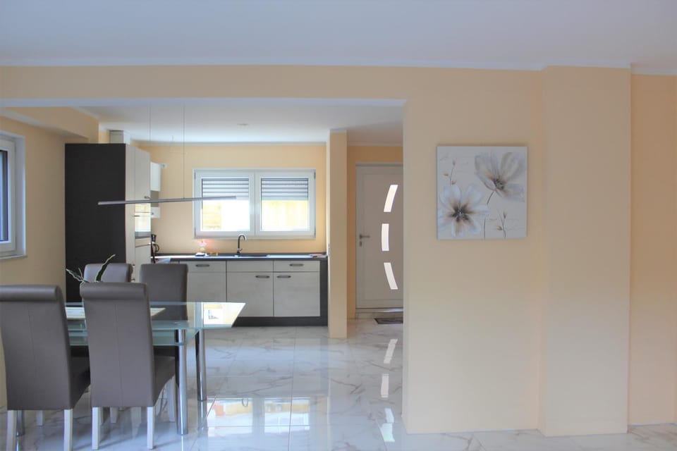 Kitchen or kitchenette, Photo of the whole room, Dining area