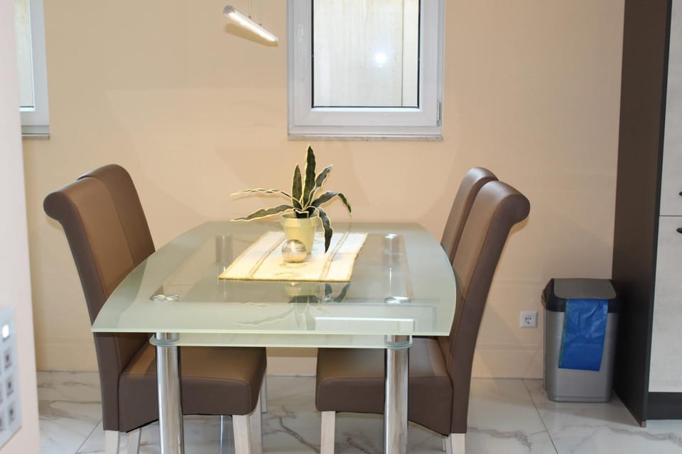 Seating area, Dining area