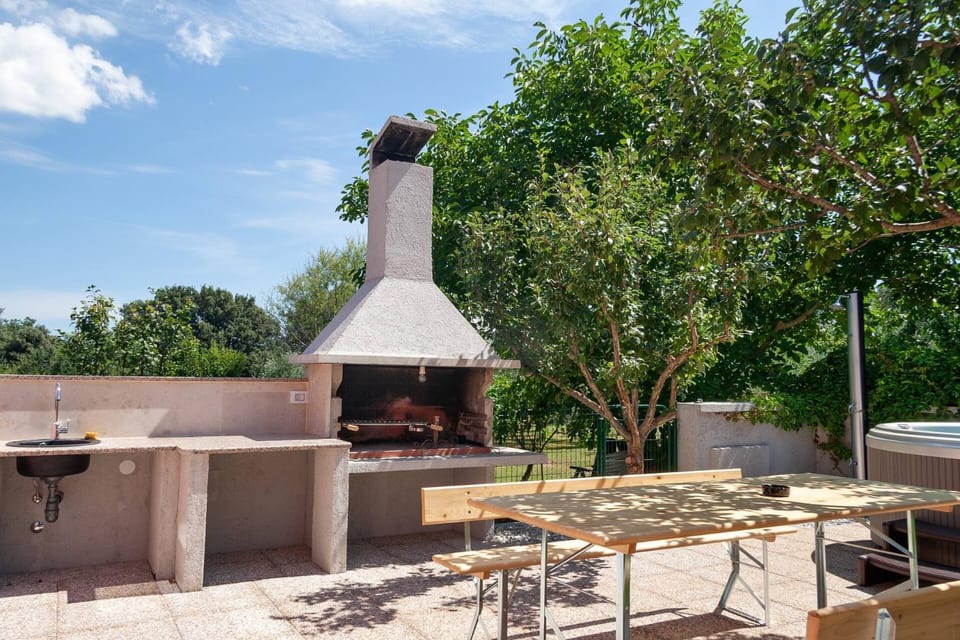 Holiday Home Hana-Stunning peninsula- with Hot Tub House in Banjole