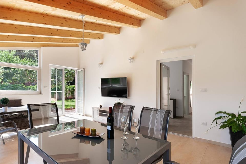 Holiday Home Hana-Stunning peninsula- with Hot Tub House in Banjole