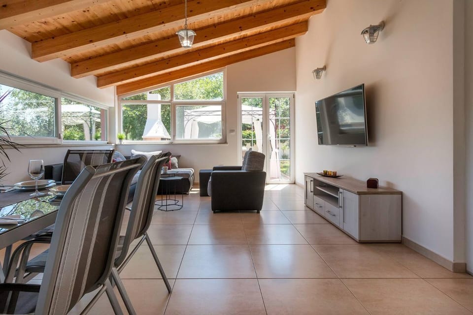 Holiday Home Hana-Stunning peninsula- with Hot Tub House in Banjole