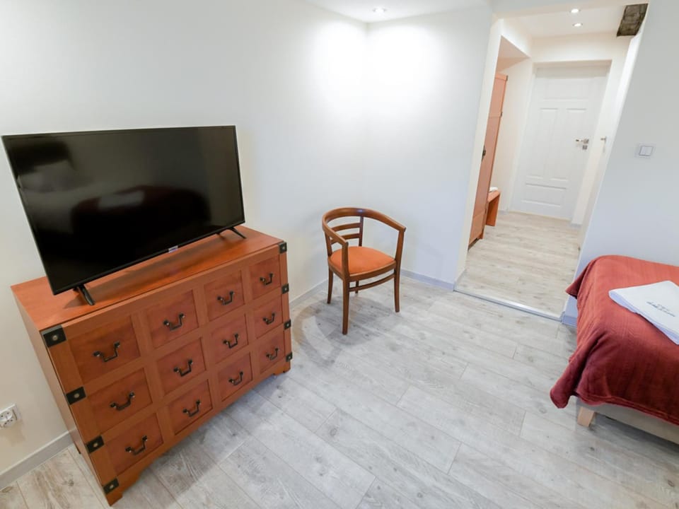 Bed, TV and multimedia, Seating area, Bedroom, On site