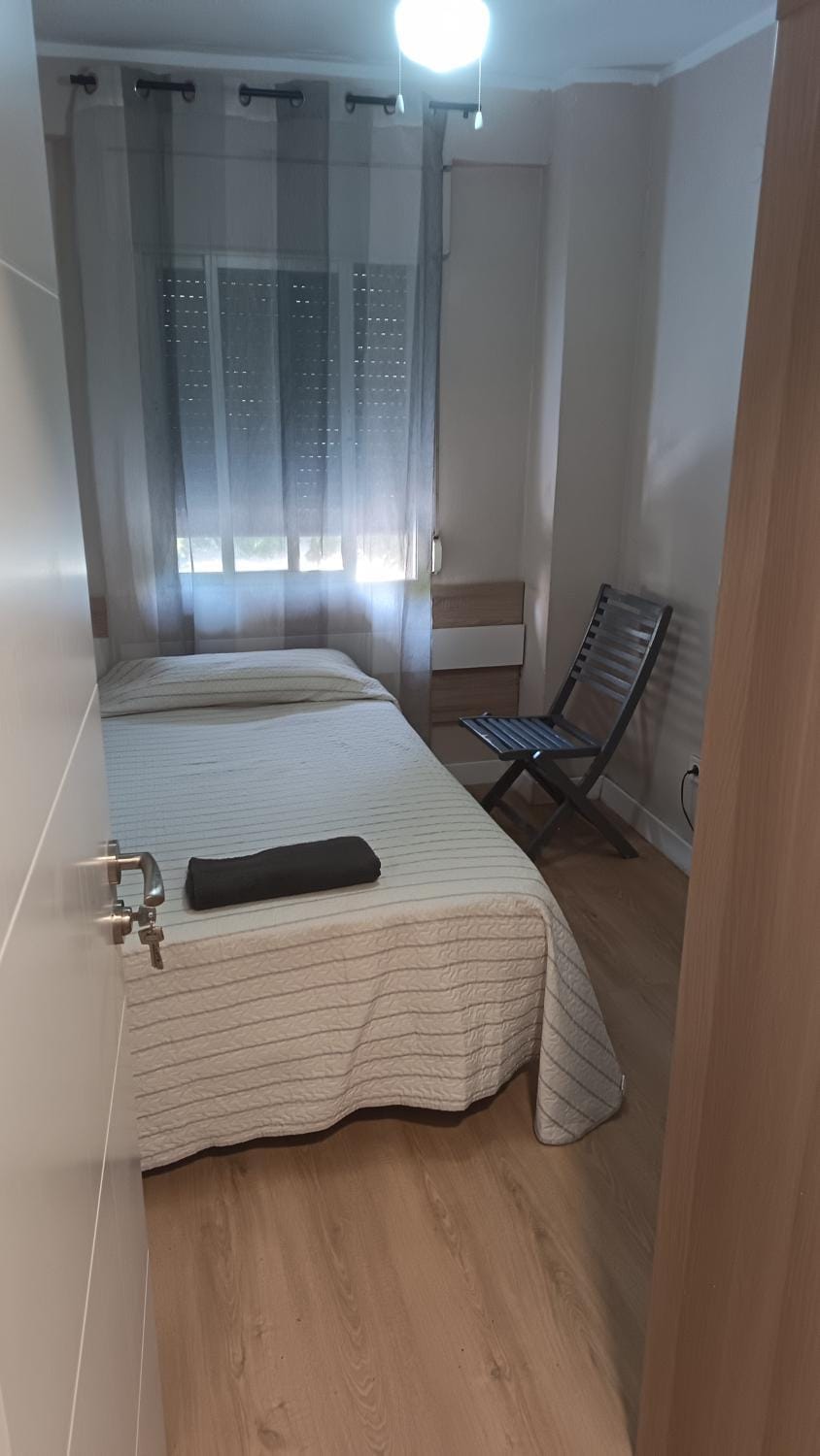 Habitaciones en Apartamento compartido DELICIAS ROOM Cerca del Mar, Aeropuerto, Ave y Metro Vacation rental in Malaga