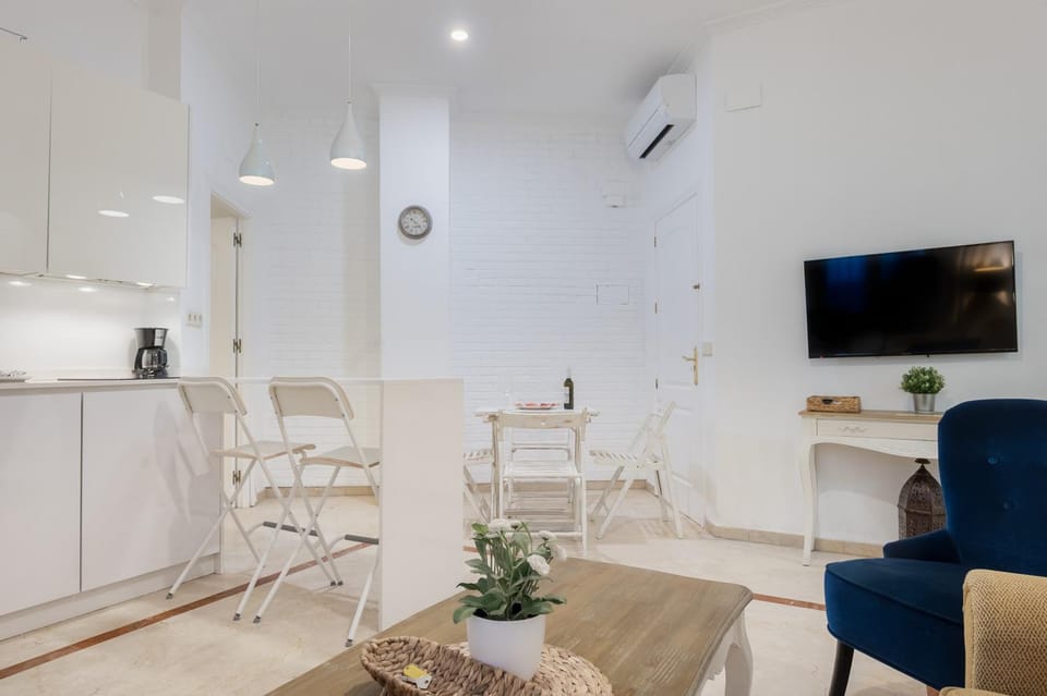 TV and multimedia, Kitchen or kitchenette, Living room, air conditioner