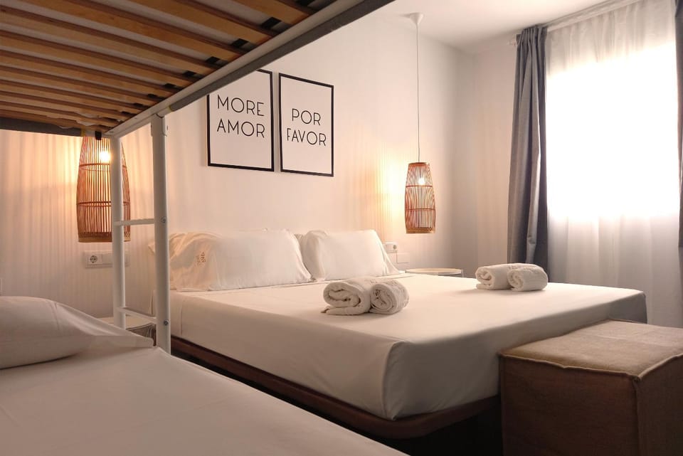 Bed, bunk bed, towels
