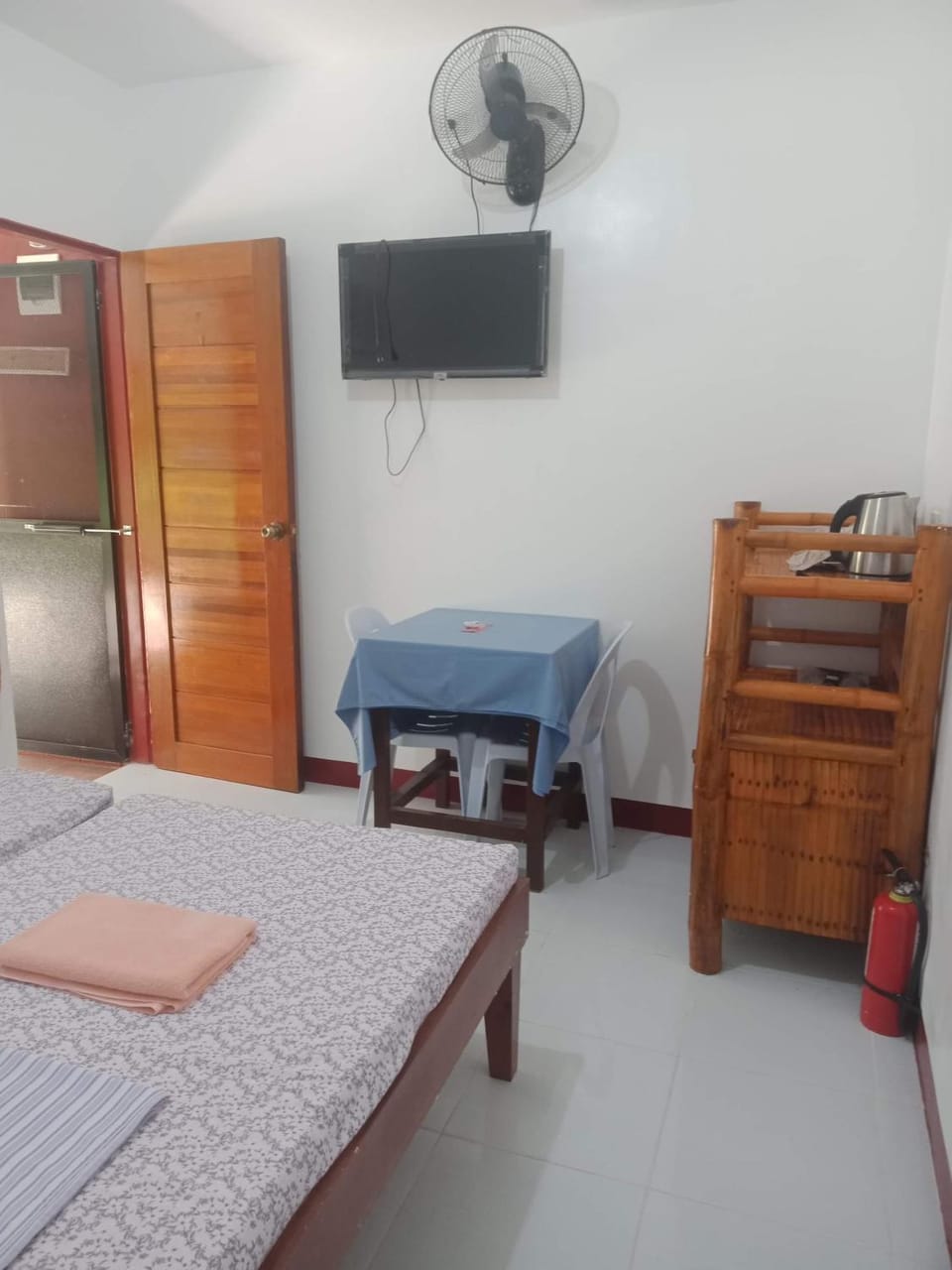 Bed, TV and multimedia, Bedroom