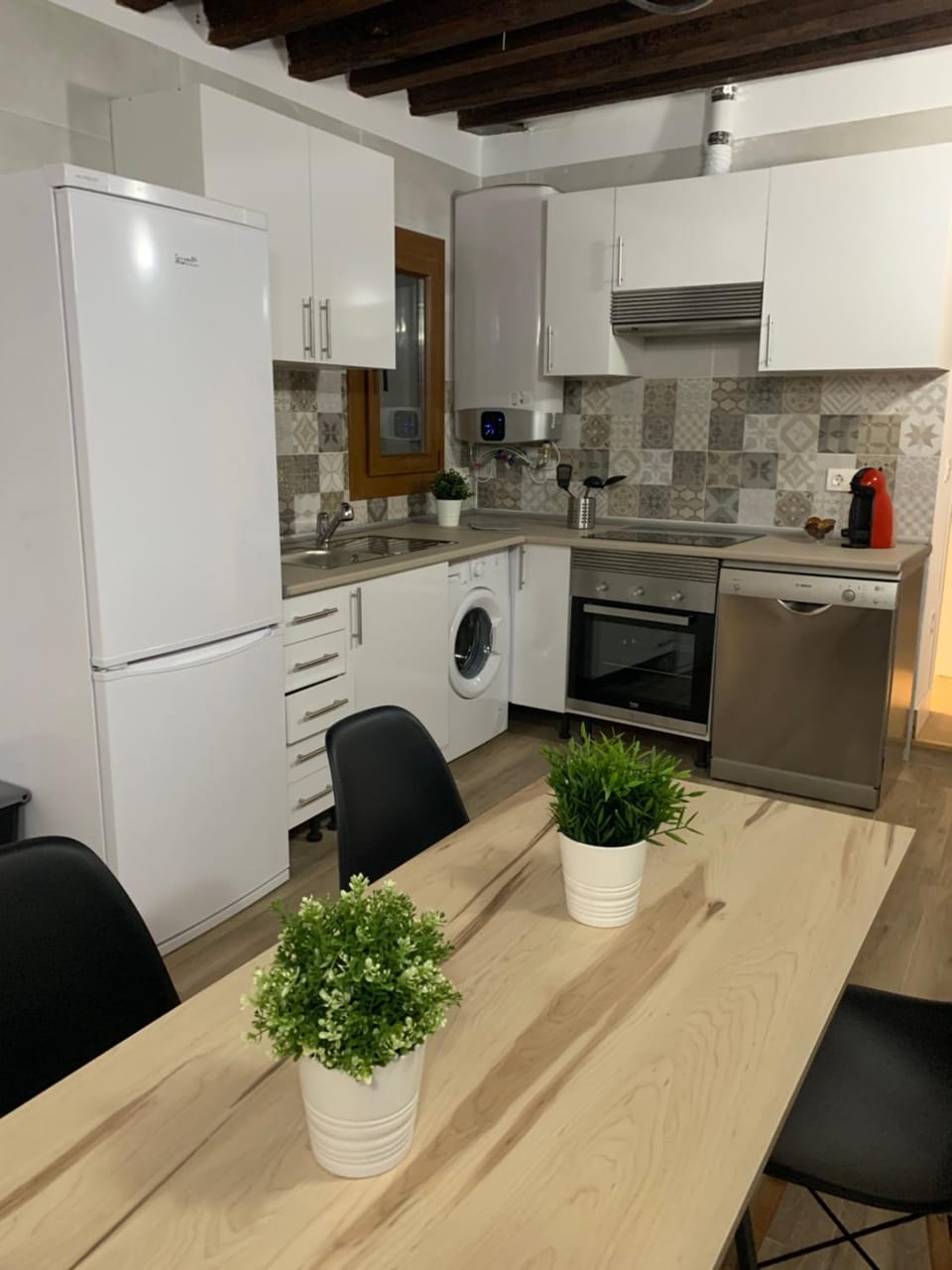 Kitchen or kitchenette, Dining area