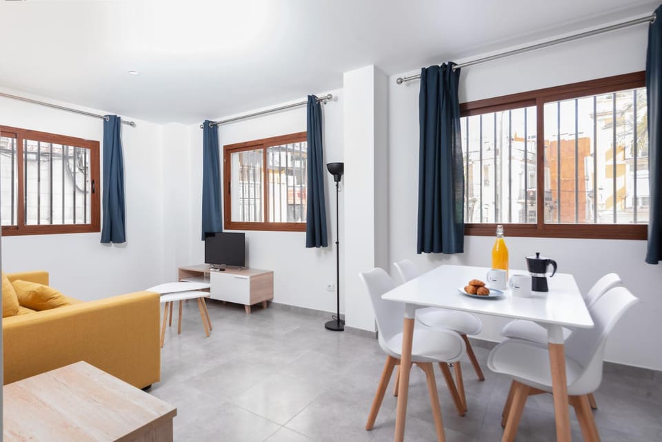TV and multimedia, Living room, Seating area, Dining area