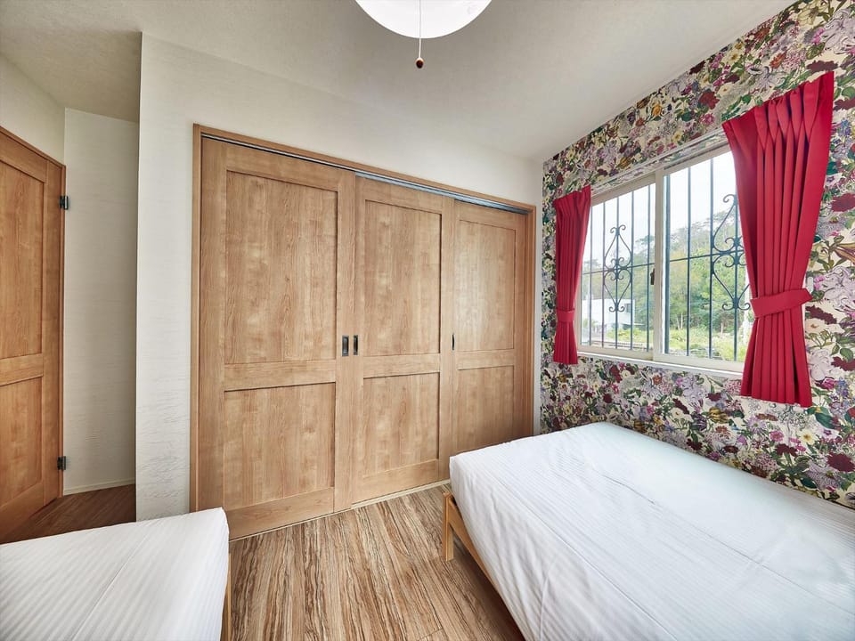 Photo of the whole room, Bedroom