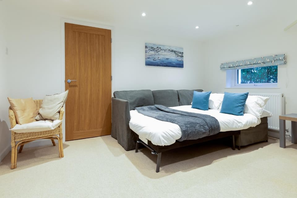 Bed, Living room, Photo of the whole room