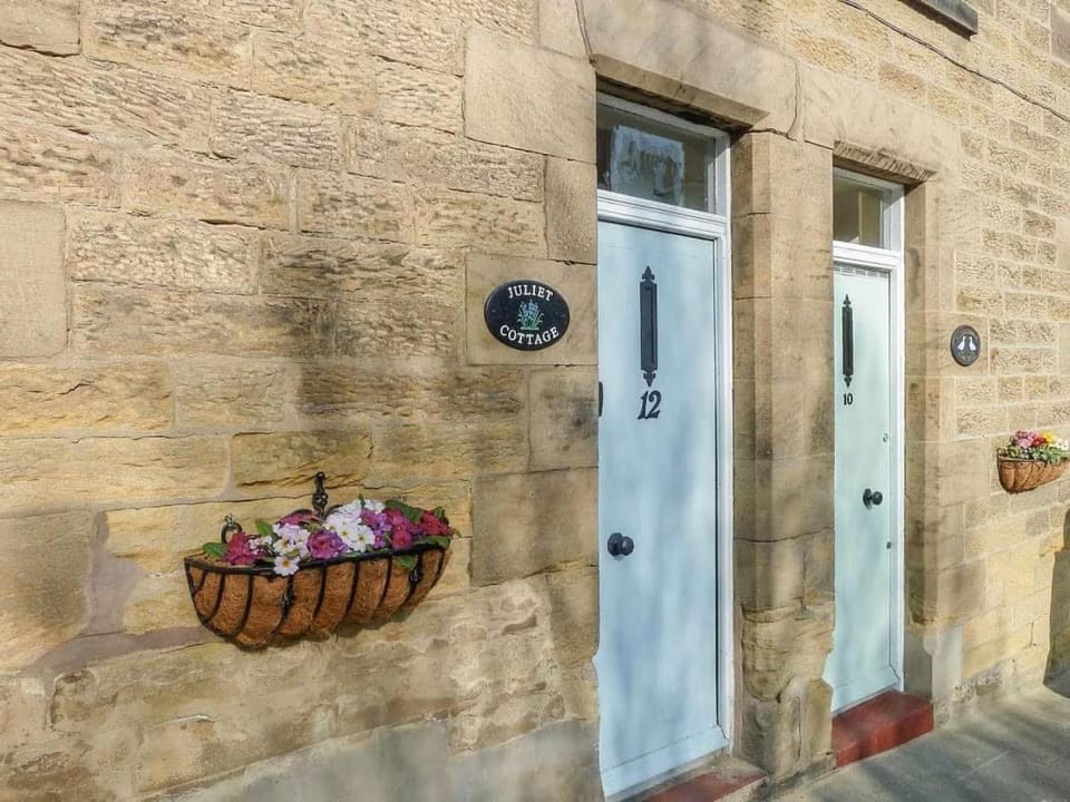 Juliet Cottage, late Georgian treasure, charming, cosy and historic, only a short walk to Alnwick Castle House in Alnwick