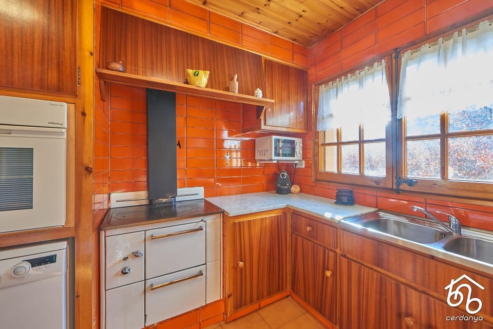 Kitchen or kitchenette, dishwasher, microwave, oven