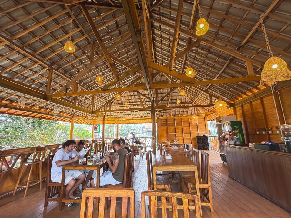 Restaurant/places to eat, Seating area