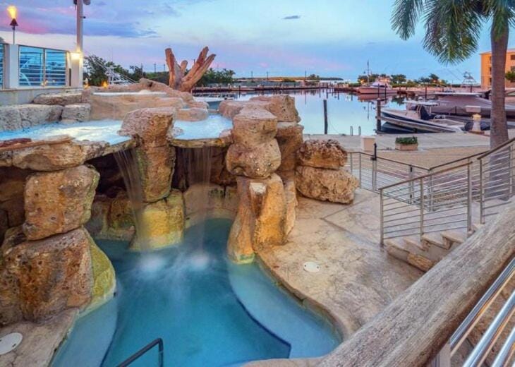 FULL TIME LIC Mgr - MODERN 4 BED 4 BATH VILLA - UPSCALE OCEANFRONT RESORT - INDOOR PICKLEBALL - SPEAKEASY! House in Key Largo
