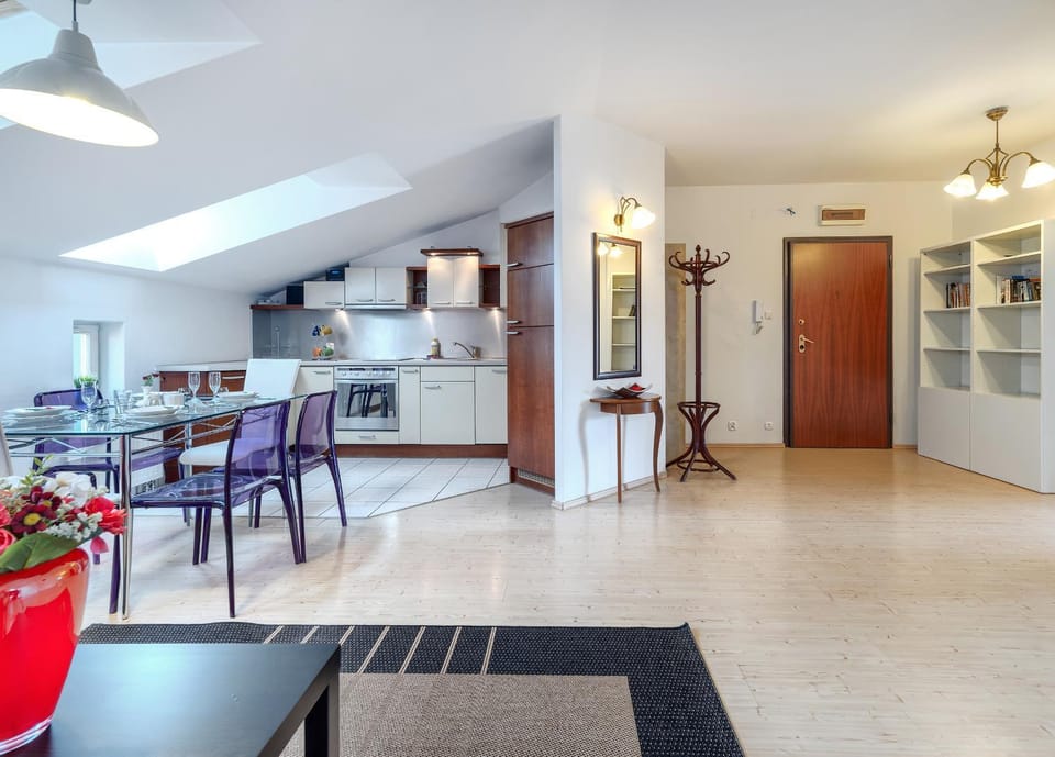 Kitchen or kitchenette, Living room, Seating area, Dining area, Communal kitchen