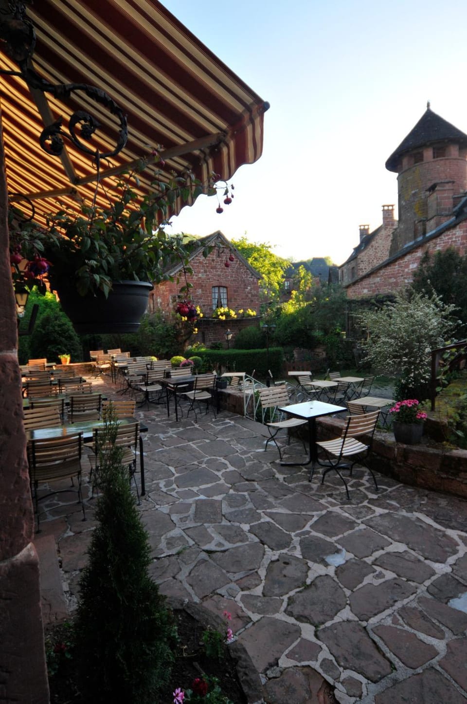 Property building, Patio, Restaurant/places to eat, Balcony/Terrace, City view, Garden view, Landmark view