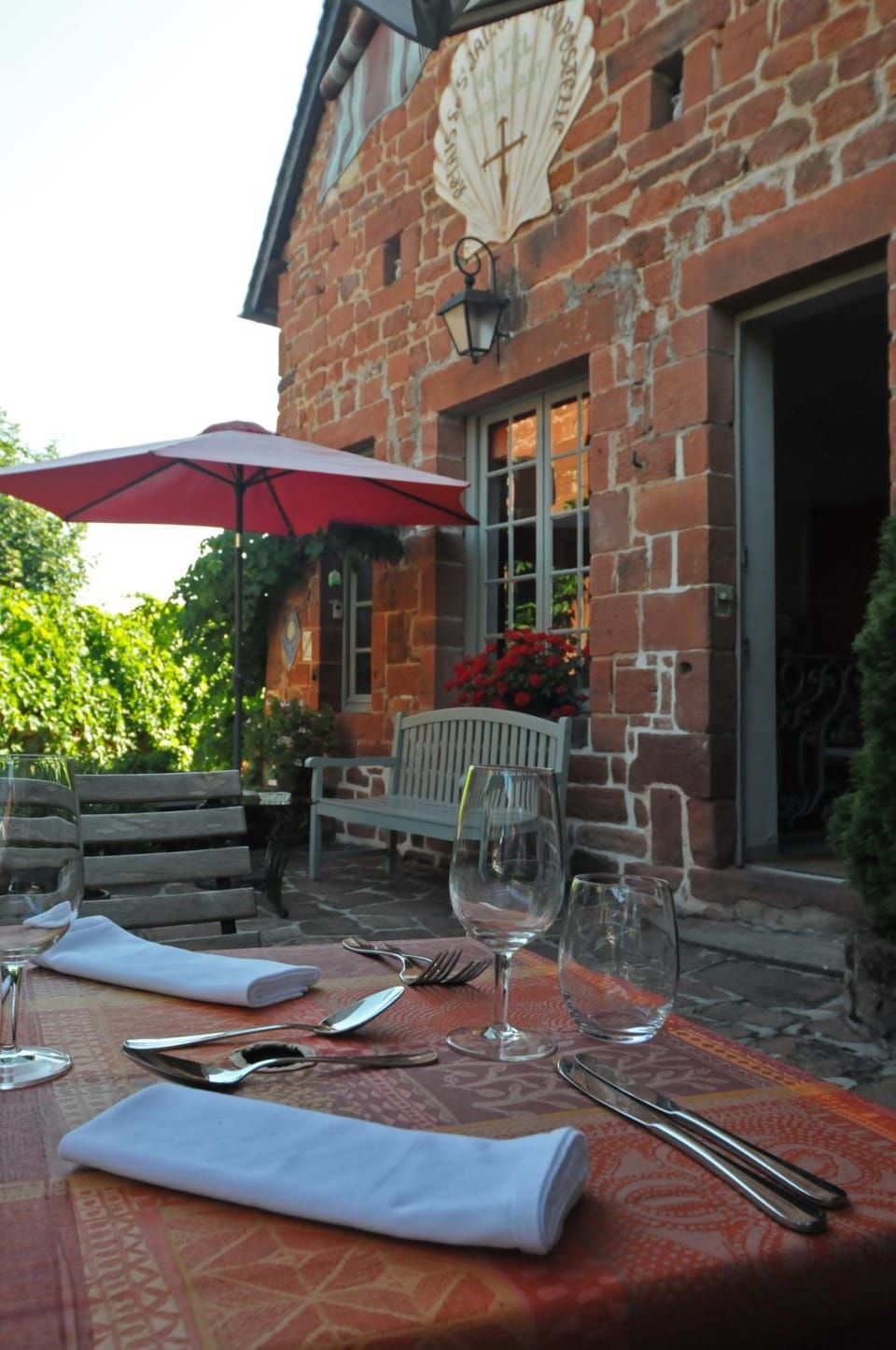 Property building, Patio, Restaurant/places to eat, Facade/entrance, Property logo or sign, Balcony/Terrace, Food and drinks
