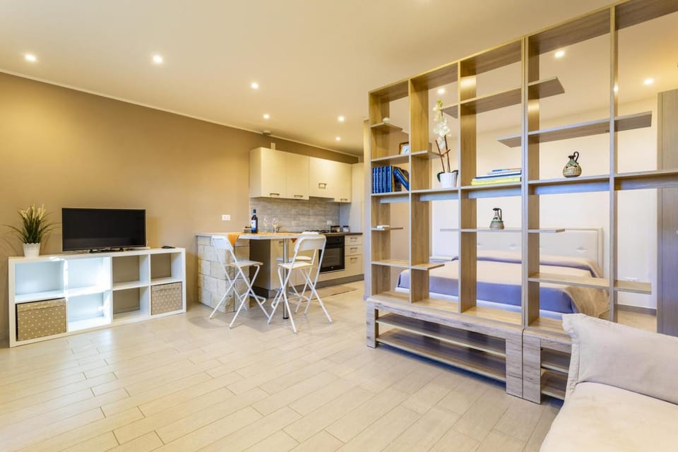 TV and multimedia, Kitchen or kitchenette, Living room, Photo of the whole room, Seating area, Dining area, Bedroom