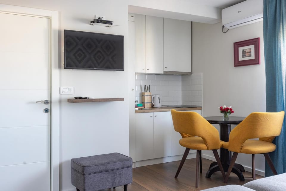 Kitchen or kitchenette, Dining area, air conditioner