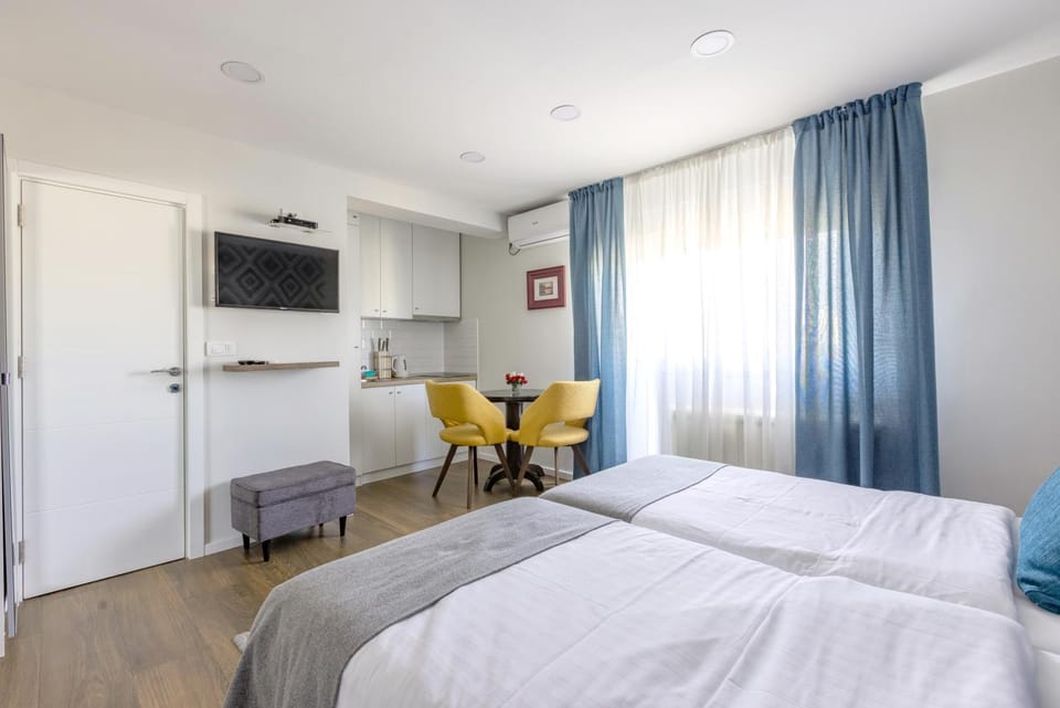 Bed, TV and multimedia, Kitchen or kitchenette, Photo of the whole room, Seating area, Dining area