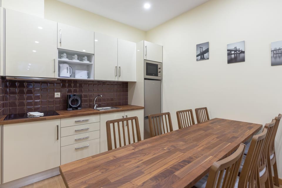 Kitchen or kitchenette, Dining area