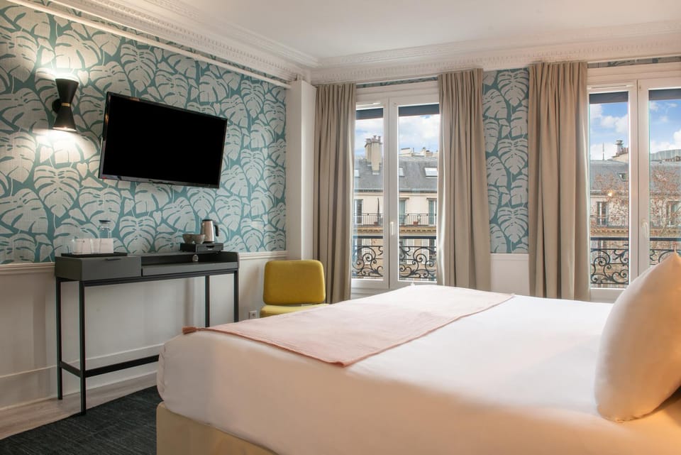 TV and multimedia, Photo of the whole room, Bedroom