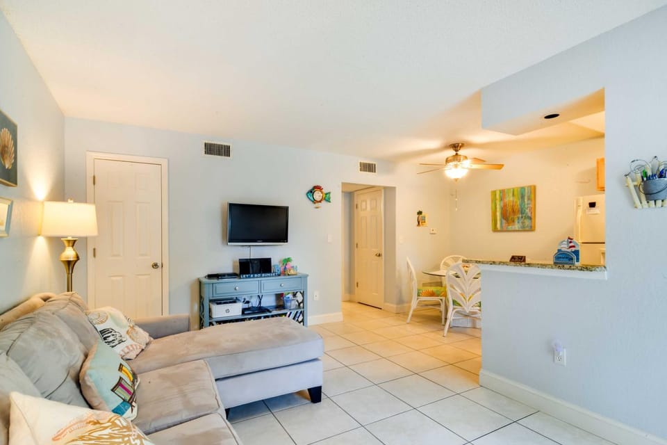 Steps to St. Pete Beach: Condo w/ Pool! House in Saint Pete Beach