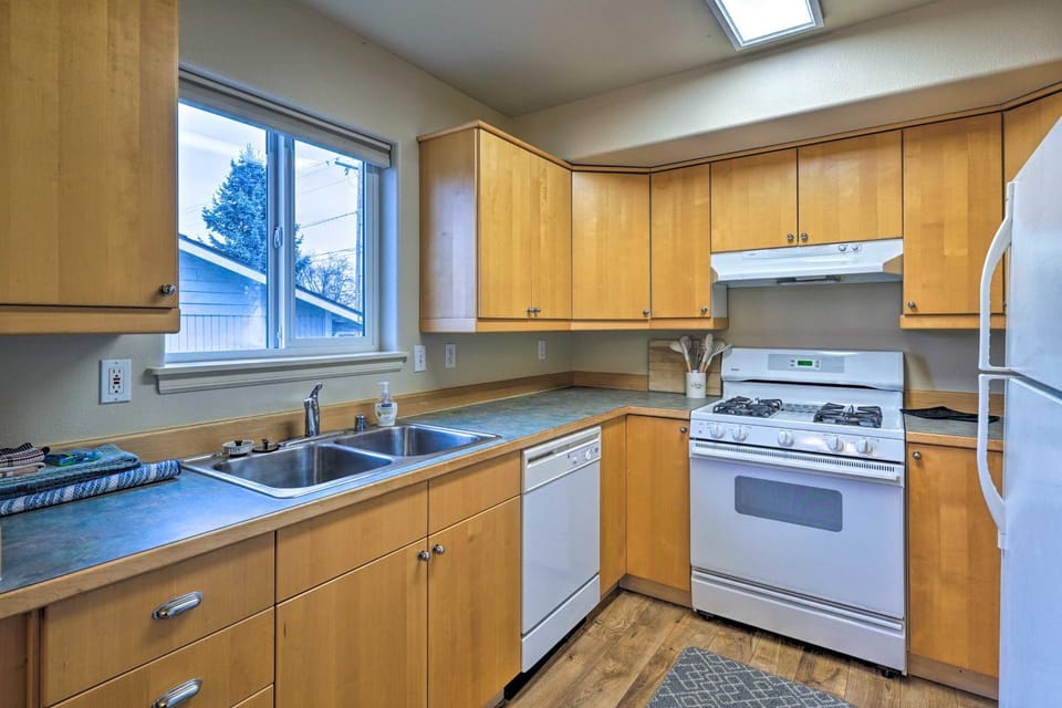 Anacortes Condo - Walk to Town, Marina, and Bay! Apartment in Anacortes